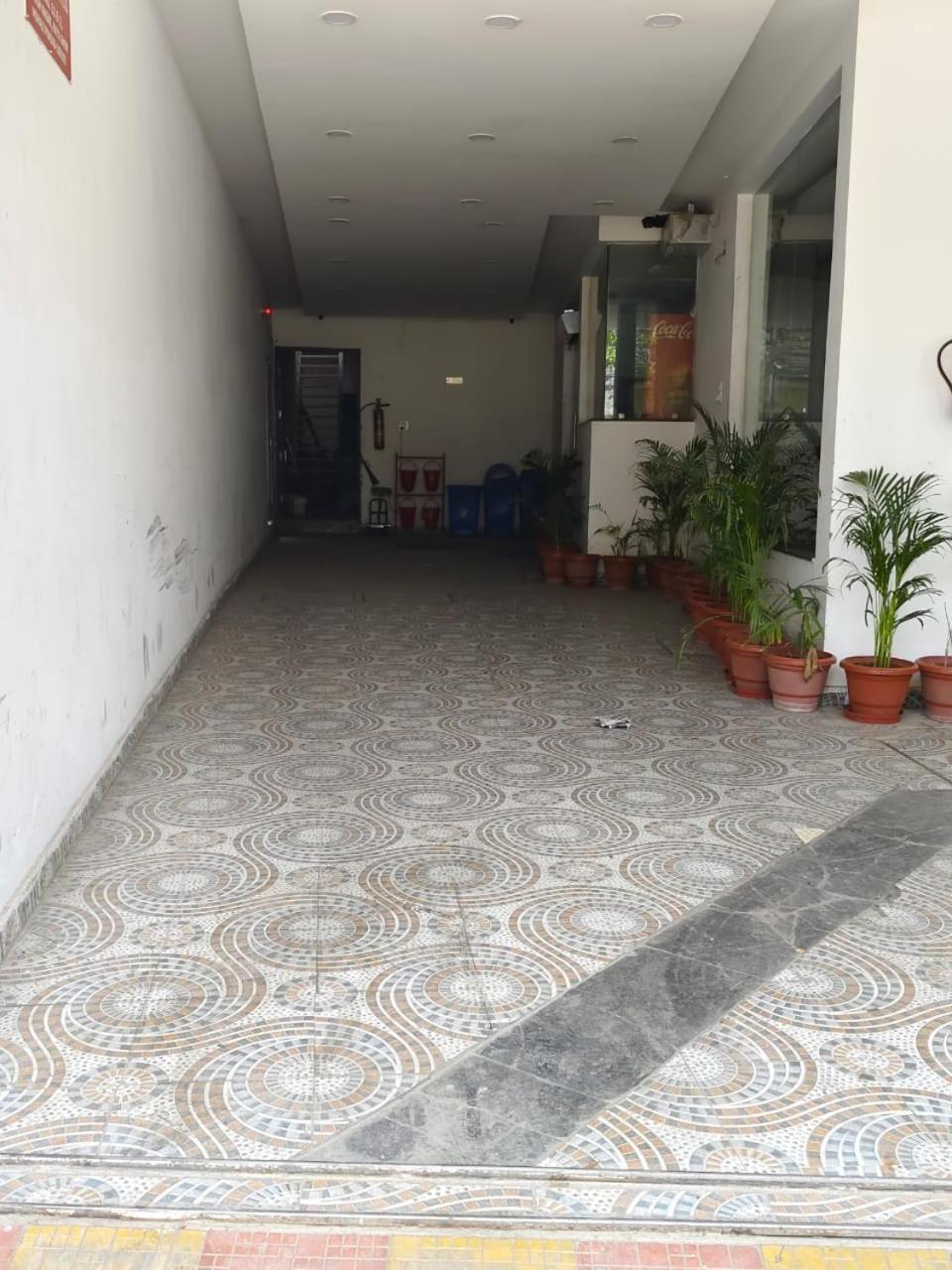 Treebo Royal Empire Adarsh Nagar, Chandigarh Otel Dış mekan fotoğraf